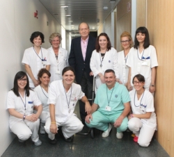 Don Juan Carlos con el personal del Hospital Universitario Quirón Madrid que le ha atendido